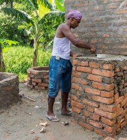 Audesh Kumar building a new toilet in a village, Muzaffarpur, Bihar. (AKDN/Christopher Wilton-Steer)