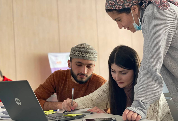 Young entrepreneurs receive feedback during a training